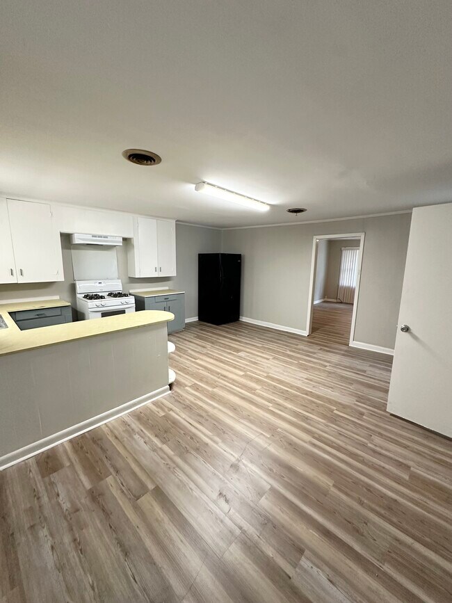 Building Photo - 608 Sunset Dr