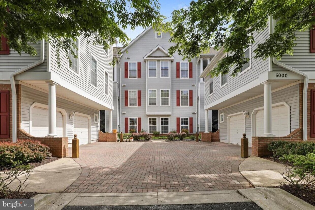 Primary Photo - Gorgeous 2bd 2bth updated penthouse condo ...