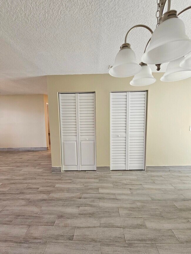 Building Photo - 4859 Orleans Ct