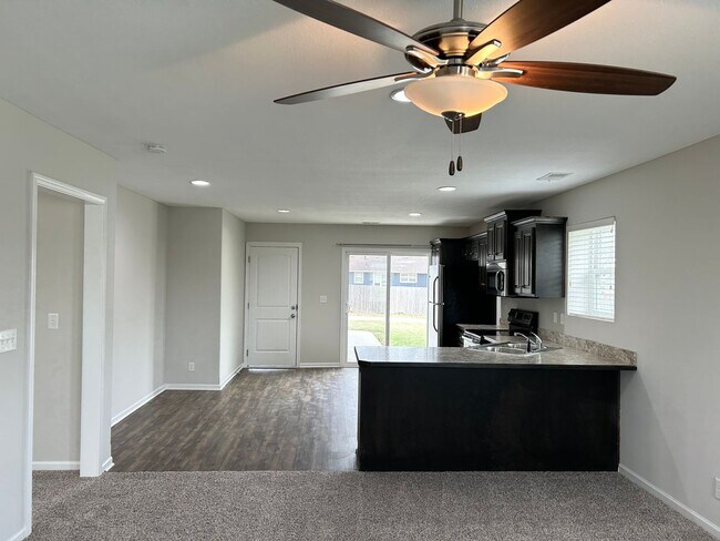 Building Photo - 2 Bed | 2 Bath | 2 Car Garage Single Level Home in Raymore