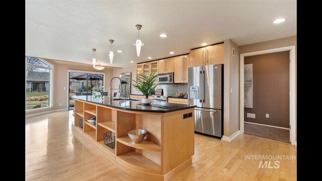 La cocina cuenta con electrodomésticos de alta gama y está totalmente equipada. - 1923 S Teal Ln