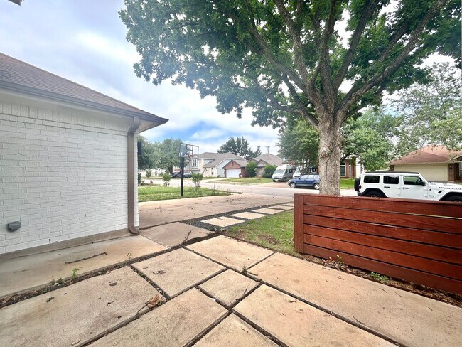 Foto del edificio - Beautiful 3/BR 2.5/BA Home with Modern Fin...