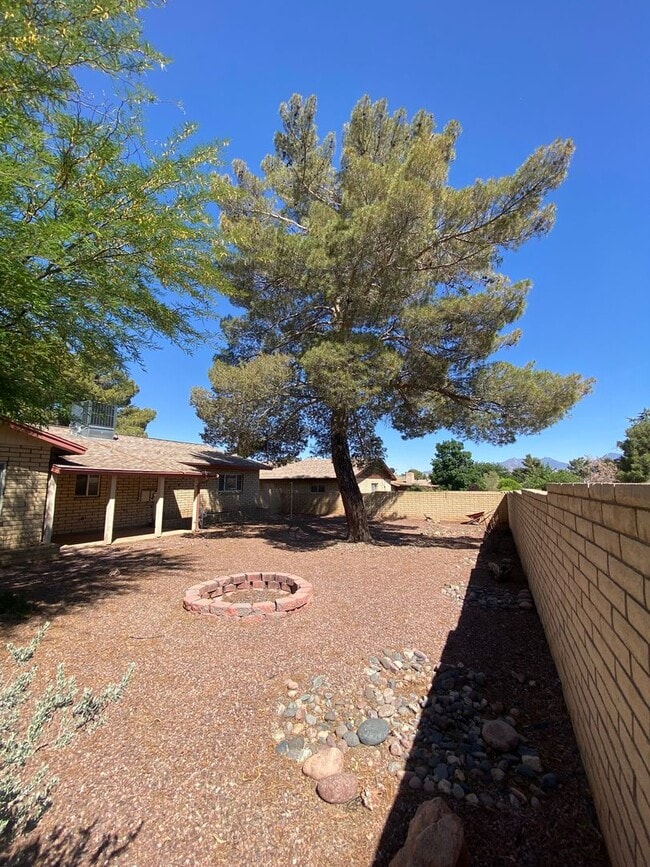 Building Photo - 3 Bedroom 2 Bathroom Home