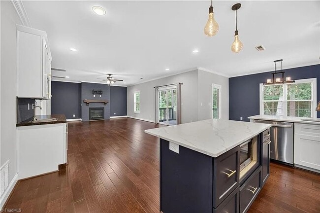 Building Photo - READY TO MOVE IN!