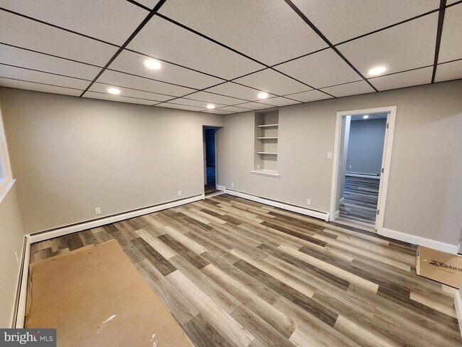 Building Photo - 495 N Main St