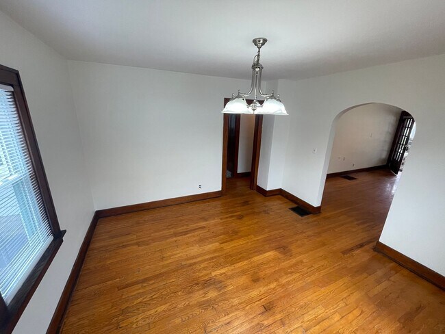 Building Photo - 1 Bedroom House Near Columbian Park - AVAILABLE IN MAY