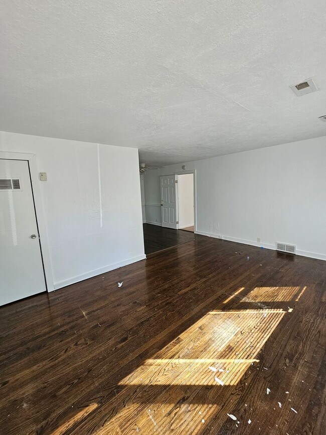 Foto del edificio - 4 bedroom 2 bath, must see inside!