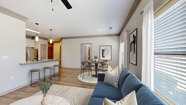 Sala de estar de planta abierta recientemente renovada - Avenues at Craig Ranch Apartments