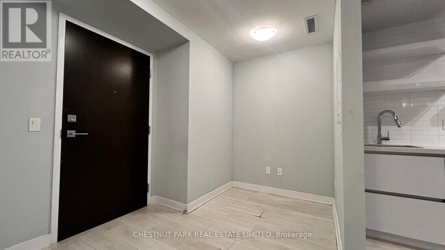 Building Photo - 2221 Yonge St