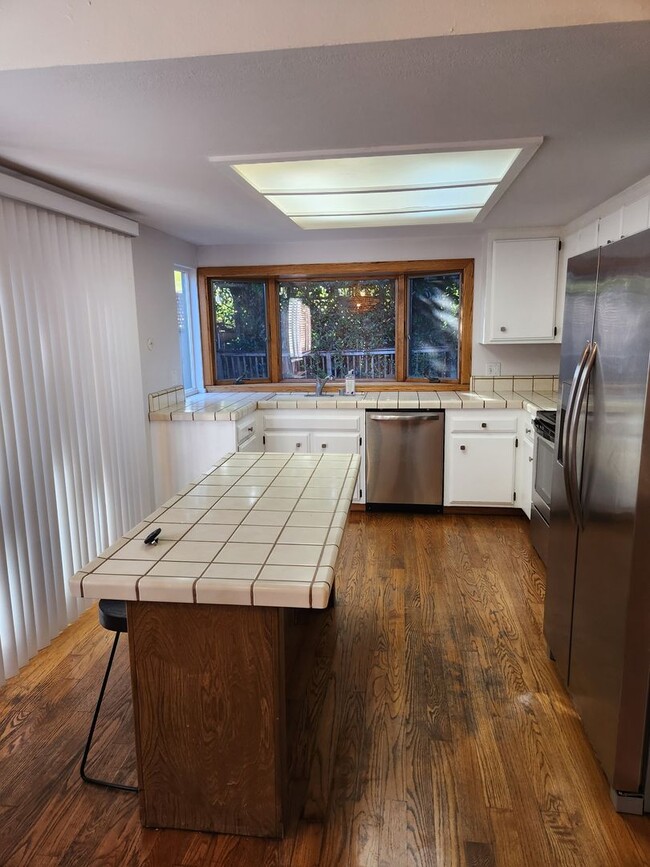 Building Photo - Great Santa Rosa Neighborhood 4 Bedroom, 2 Bathrooms w/Pool