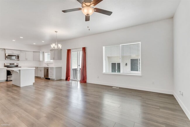 Building Photo - 4 br, 2.5 bath House - 4854 East Lake Corn...