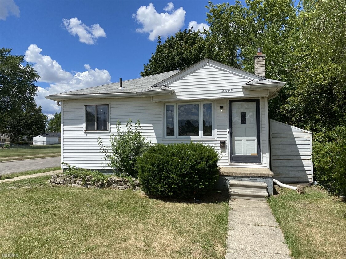 3 br, 1 bath House 15509 Frazho Rd House Rental in Roseville, MI