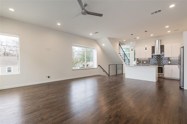 Building Photo - 5931 Ross Ave