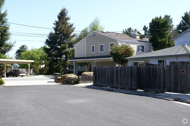 Building Photo - 820 Cedar St
