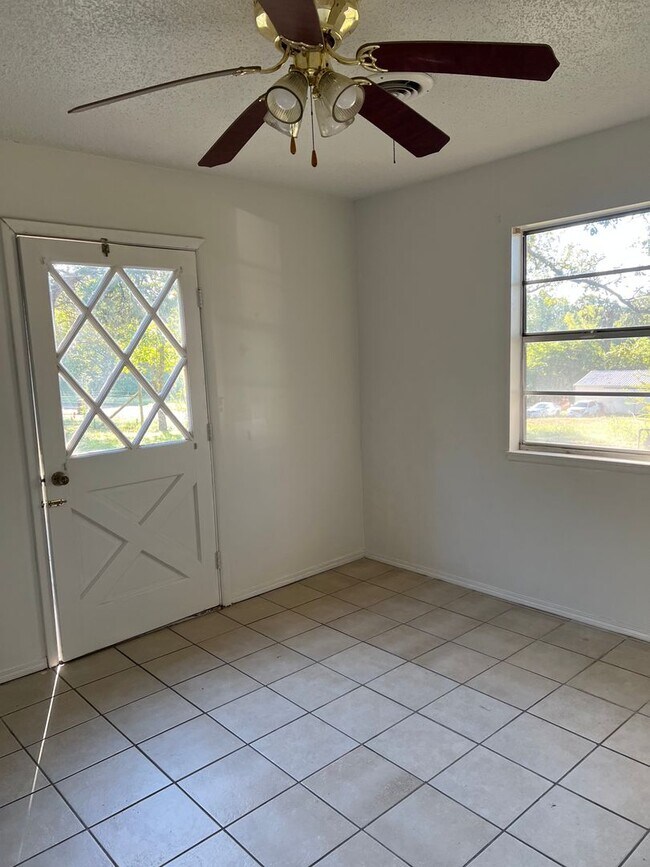 Foto del edificio - 38 Circle H Ln