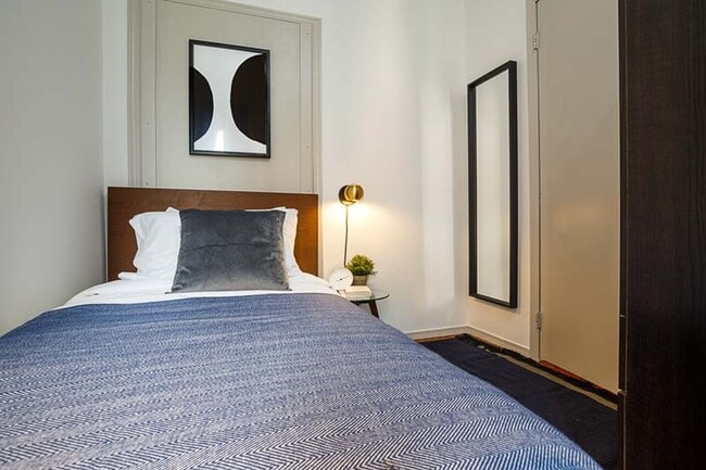 Building Photo - 213 Avenue Of The Americas Ave