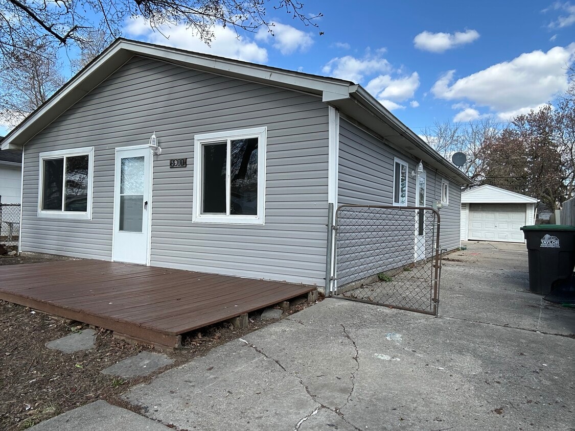 Foto principal - 5901 Roosevelt St