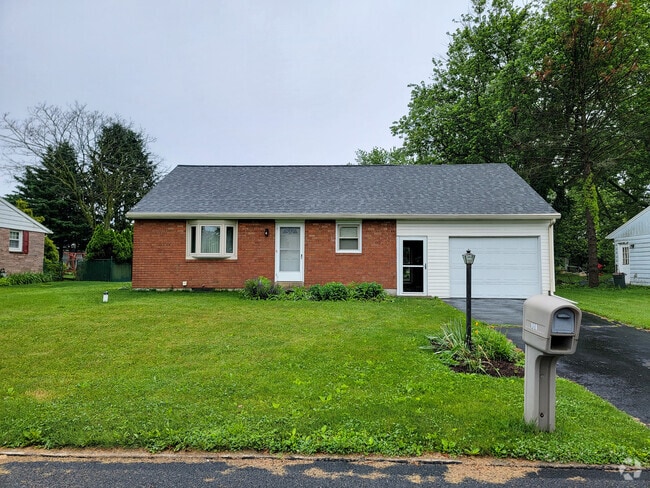 Building Photo - 902 Maple Ln