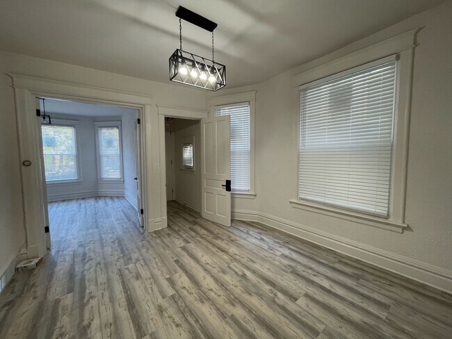 Foto del edificio - Remodeled Eastside Lower Duplex 4 Bed/1 Bath