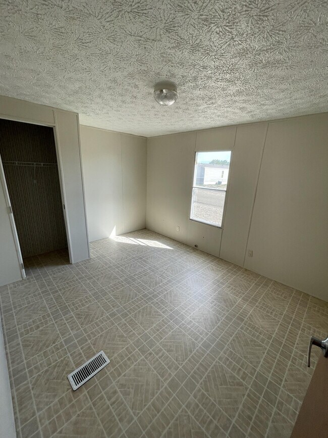 Foto del edificio - 526 35th Ave NW