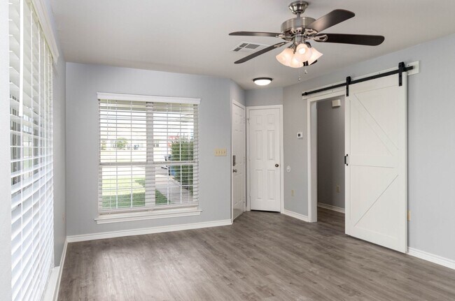 Foto del edificio - College Station home with stalls and arena on site!
