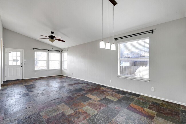 Foto del edificio - Carpet-Free Home with High Ceilings & Outdoor Retreat