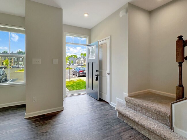 Foto del edificio - Move-In Ready Townhome with Finished Basem...