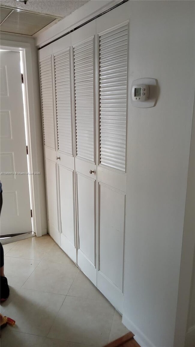 Foto del edificio - 9906 Twin Lakes Dr