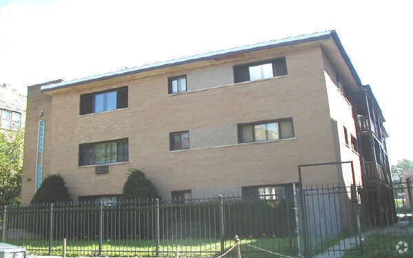 Primary Photo - 8215 S Ellis Ave