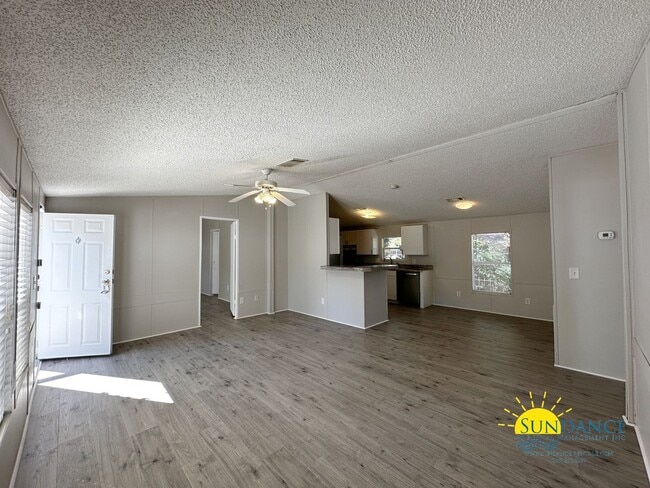 Building Photo - Nicely Remodeled 3 Bedroom Unit in Fort Wa...