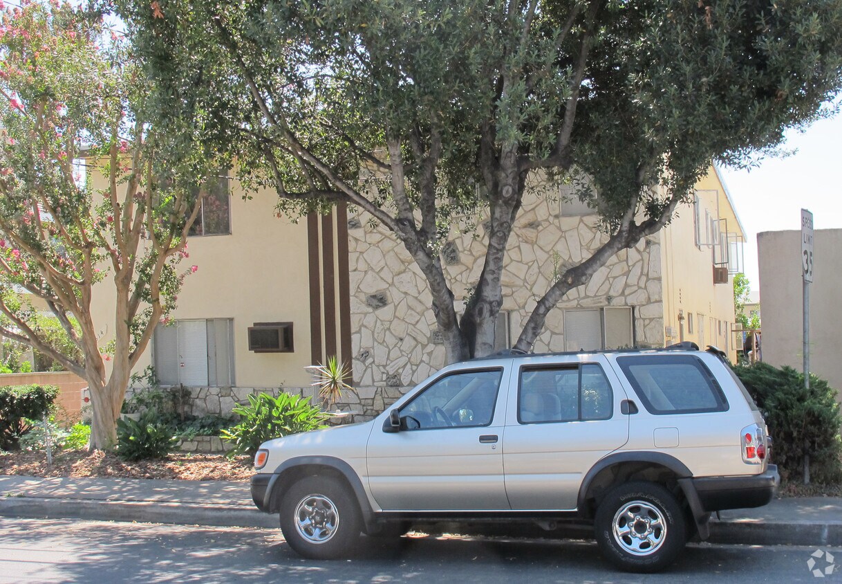 Building Photo - 9614 Live Oak Ave