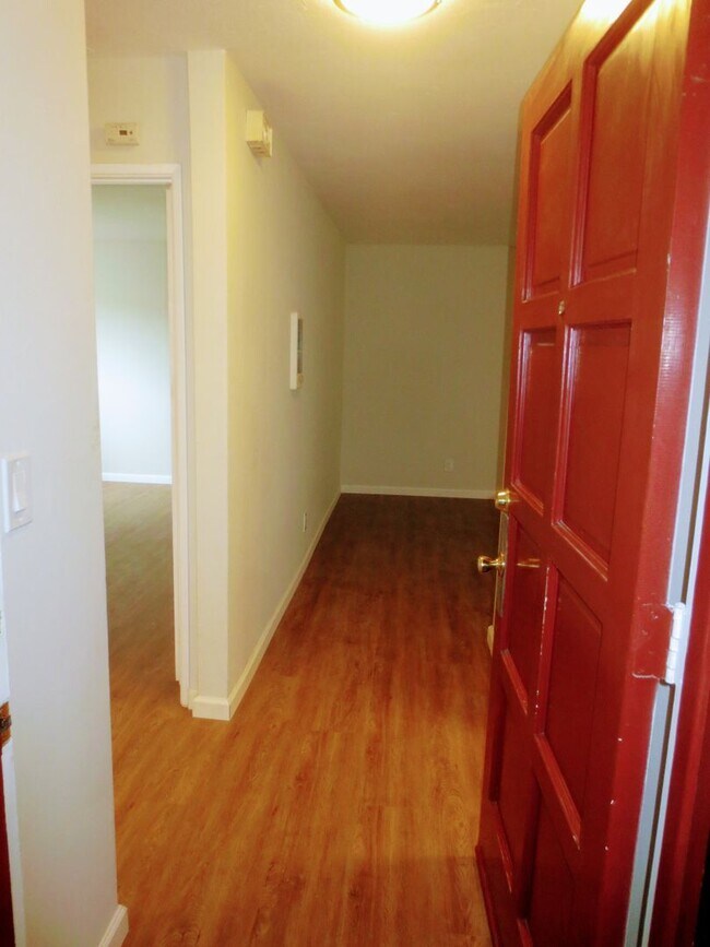 Building Photo - 1 bd 1 bath Condo in the Heart of San Carlos