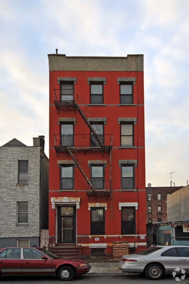 Building Photo - 833 Monroe St