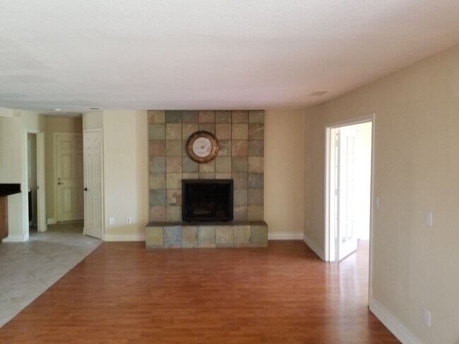 Building Photo - Bright and Beautiful 4 bedroom 2.5 bath La...