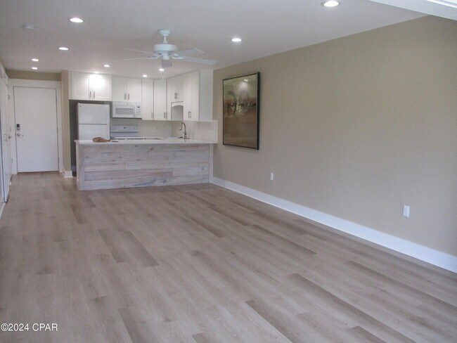 Foto del edificio - 4726 Bay Point Rd