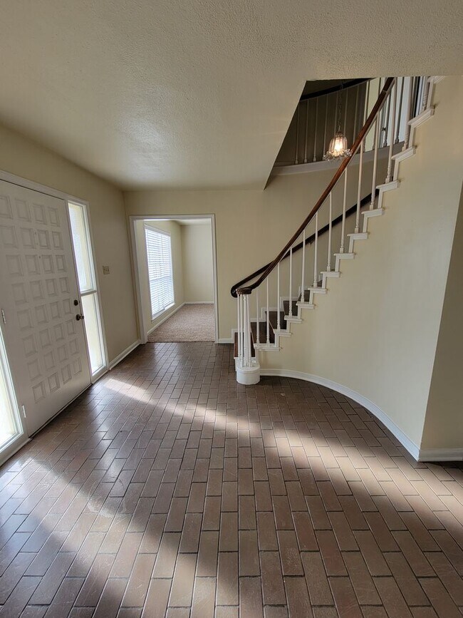 Foto del edificio - Bryan - 4 Bedroom - 2 bath - 2 story House with attached garage