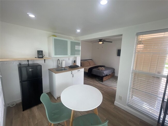 Building Photo - 1505 NE 15th Ave