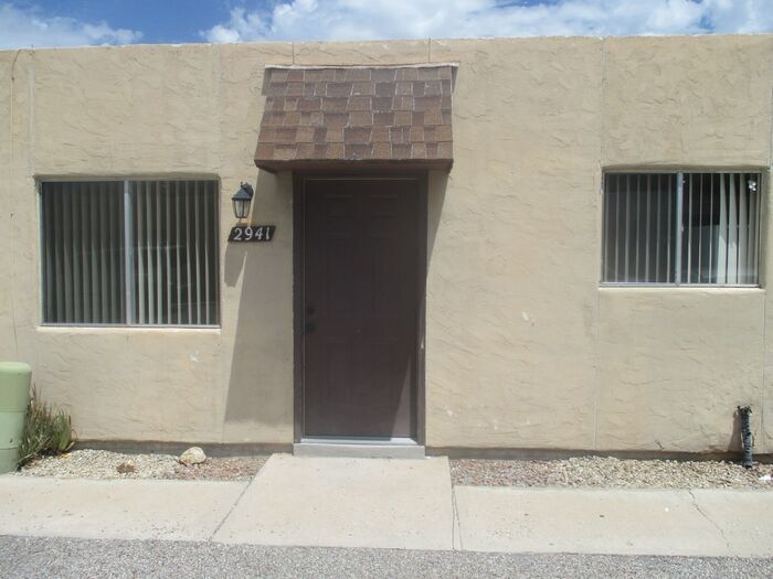 Primary Photo - Central!! CORNER UNIT!! 2 Bed / 1 Bath wit...