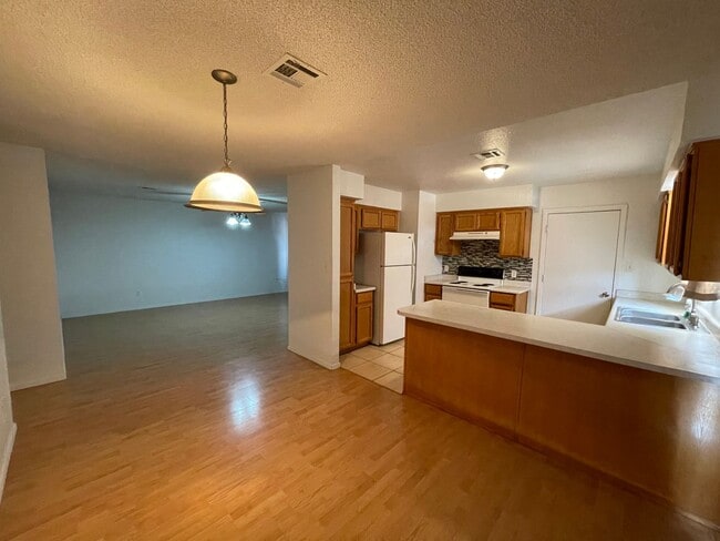 Foto del edificio - 3 BEDROOM HOME ON HUGE LOT WITH SOLAR  INCLUDED!