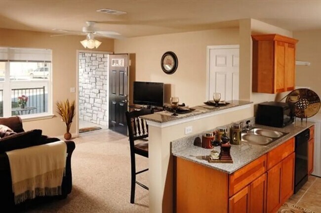 Adéntrate en los acogedores interiores de Bee Creek, con acabados modernos y un diseño abierto que maximiza el confort. Con amplias salas de estar y elegantes cocinas, este es el lugar ideal para relajarse. ¡Agenda tu visita hoy mismo! - Bee Creek