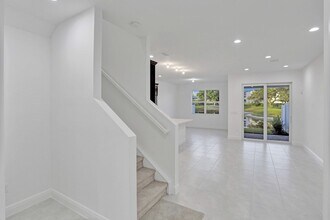 Building Photo - 585 Sanderling Cir