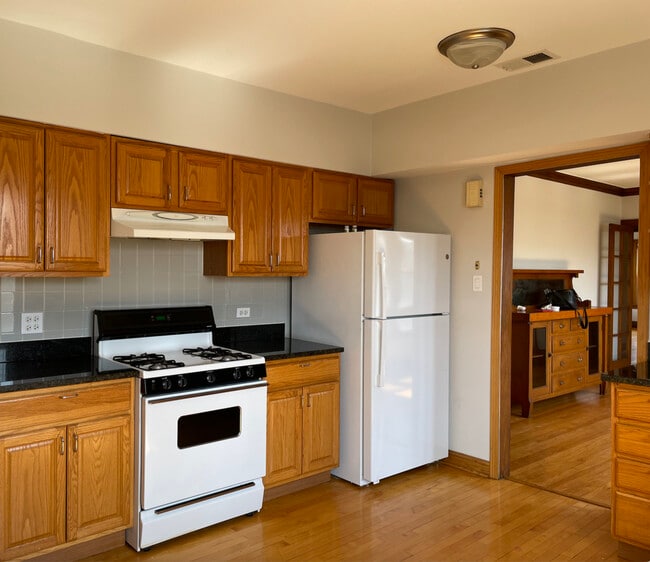 Building Photo - 4848 N Kilbourn Ave