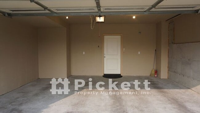 Building Photo - 3 Bedroom Townhome Close to PSNS