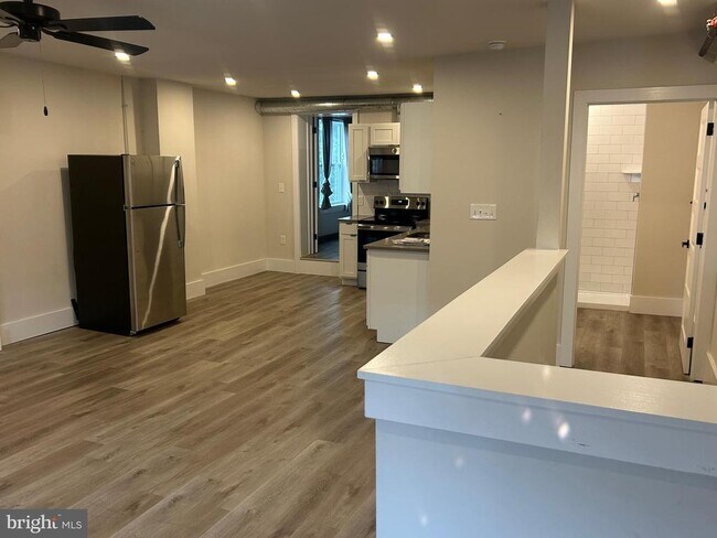 Building Photo - 224 Hall St