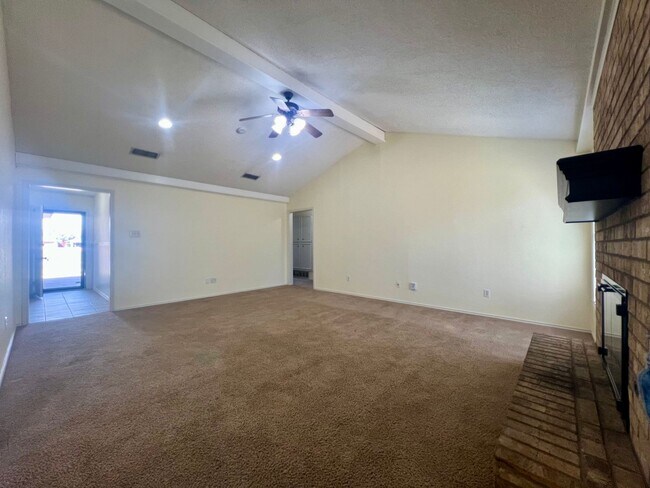 Building Photo - Charming 4 Bedroom in The Meadows