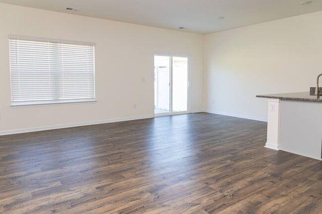 Building Photo - Move In Ready!!