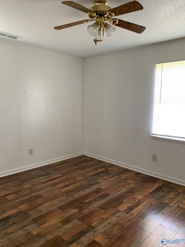 Building Photo - 21045 Myrtlewood Dr