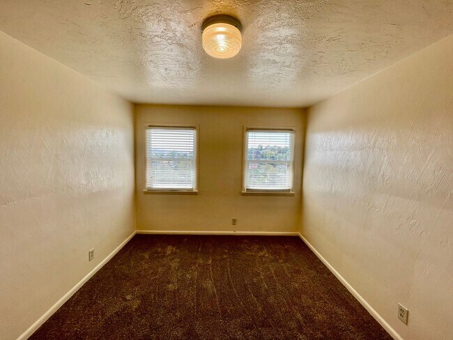 Building Photo - Vincent Park Triplex