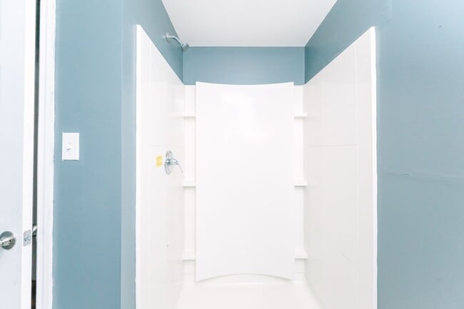 Building Photo - Move in special! Newly renovated 3 bedroom...