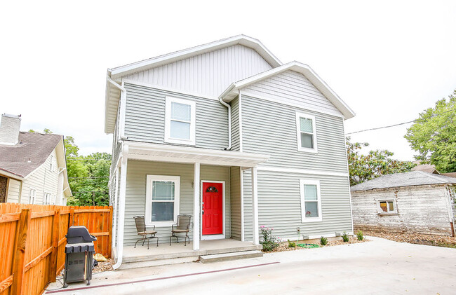 Building Photo - 1351 E Cherry St